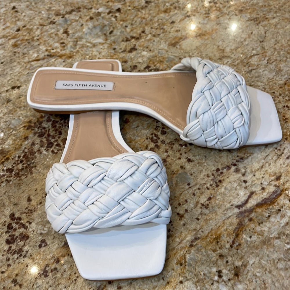 SAKS FIFTH AVENUE WHITE BASKET WEAVE SANDELS SIZE 8.5 - Picture 2 of 7